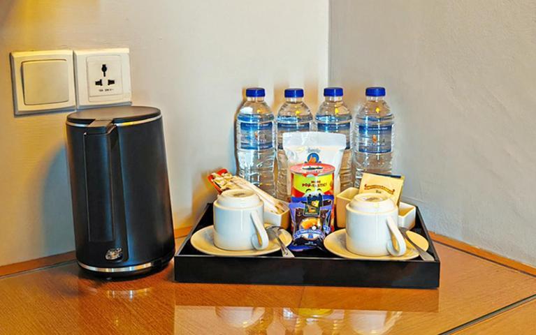 Zenith Hotel Kuantan Extérieur photo A kettle and bottled water in a hotel room
