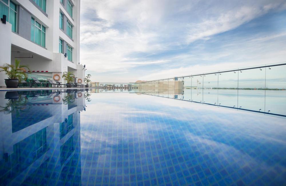 Zenith Hotel Kuantan Extérieur photo Infinity pool at the rooftop of the hotel